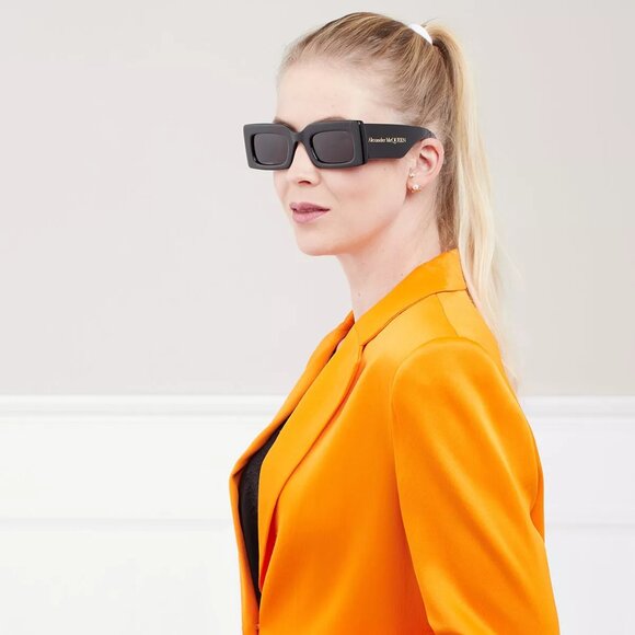 NEW ALEXANDER MCQUEEN AM0433S 001 SUNGLASSES WOMEN BLACK SQUARE EYEWEAR - Picture 1 of 13